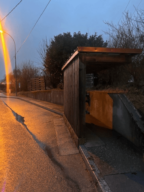 Arrêt de bus à Dommartin - éclairage insuffisant