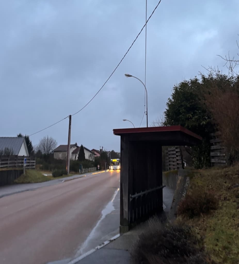 Arrêt de bus à Dommartin - conditions hivernales