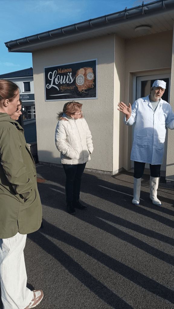 Rencontre avec Bernard Louis devant les locaux d'affinage